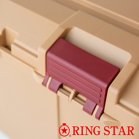 Starke-R 超級箱，卡其色箱體搭配酒紅色鎖扣，鎖扣表面有橫向條紋。