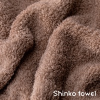 MAISON BLANC 輕奢柔膚匹馬棉毛巾，展現細緻柔軟的織紋，呈現溫暖的棕褐色調。