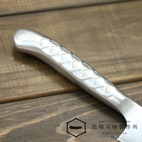 [堺一次] 不鏽鋼三德刀，刀柄為金屬材質，表面有菱形紋路，呈現銀色光澤。