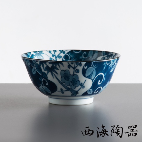 藍白色陶瓷粥碗，碗身繪有手繪竹子、梅花及捲曲葉紋圖案，碗口邊緣有黑色細線裝飾。