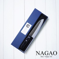 燕三條 VG-10 不鏽鋼三德刀 16.5cm，刀刃為銀色鏡面拋光，搭配黑色木柄，內置於深藍色禮盒中。