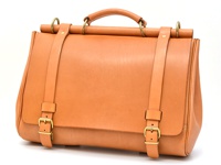 一件淺棕色皮革製成的兩用側背包，包身設計簡約，配有兩個可調節的皮質束帶和金色金屬扣環，上方有提把，側面有縫線細節。