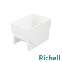 白色塑膠製的抽屜式餐盤收納架，內部有隔間，可直立收納餐盤，下方有支撐腳。