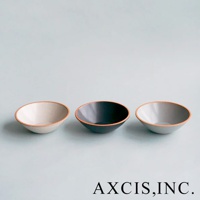 PURE 素燒百搭陶瓷沙拉碗，呈現米白、炭黑與淺灰三色，碗身為陶瓷材質，邊緣帶有素燒紋理，造型簡約。