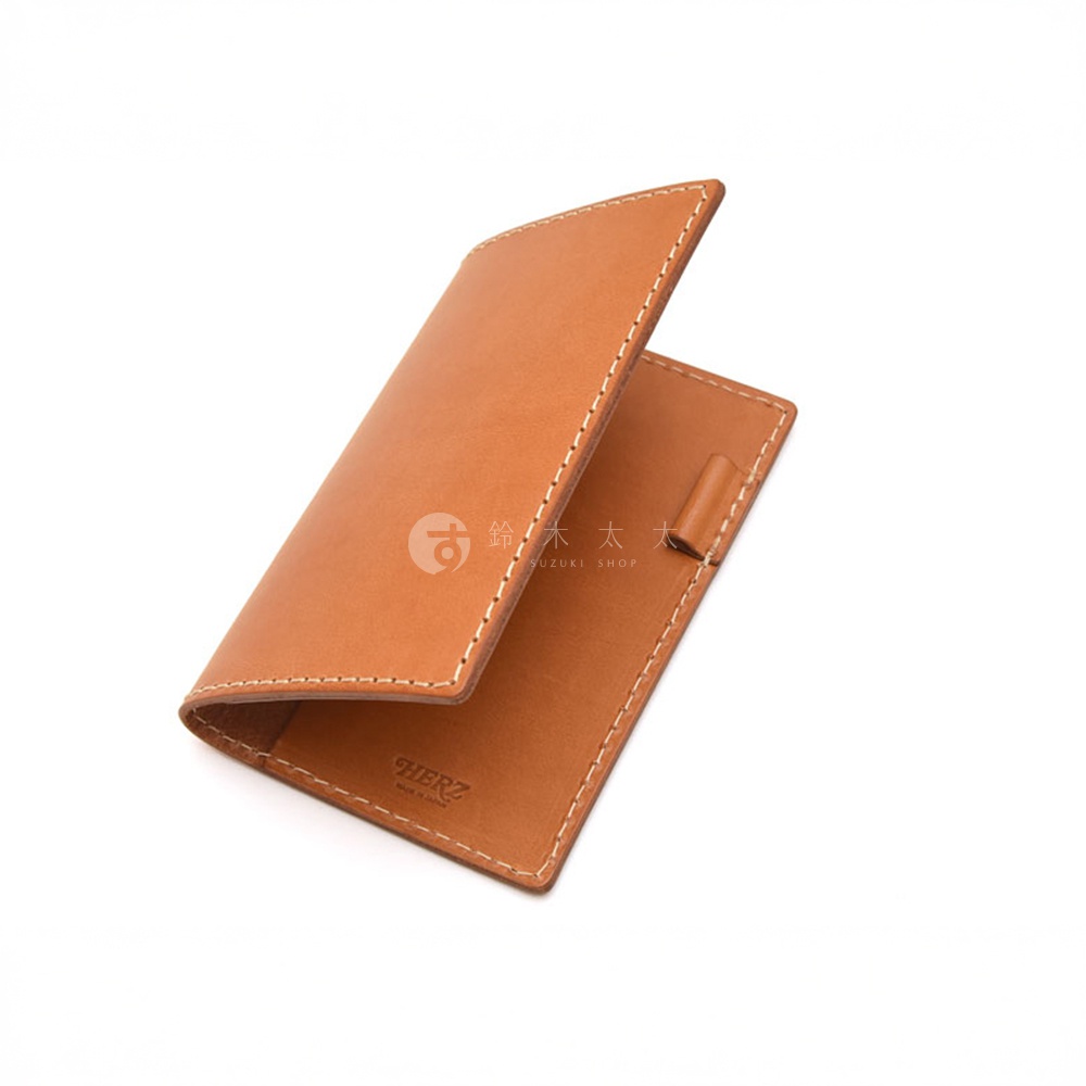 職人手作皮革輕便記事本書套，淺棕色，皮革材質，有筆套設計，縫線精緻，品牌標誌印於內側。