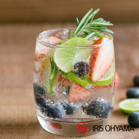 玻璃杯中盛有富士山強氣泡礦泉水，加入新鮮草莓切片、藍莓、檸檬片和迷迭香，水體清澈，充滿細小的氣泡。