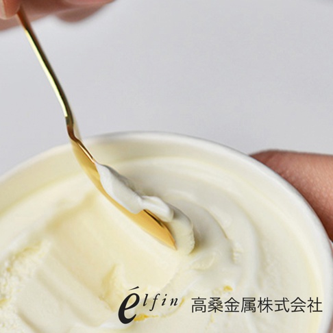 金色純銅製成的日製冰淇淋匙，正在挖取一勺奶油狀的冰淇淋。
