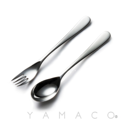 YAMACO 品牌標誌旁是若水系列霧面不鏽鋼晚餐叉匙兩件組，叉子與湯匙的組合，以乾淨的白色背景呈現。