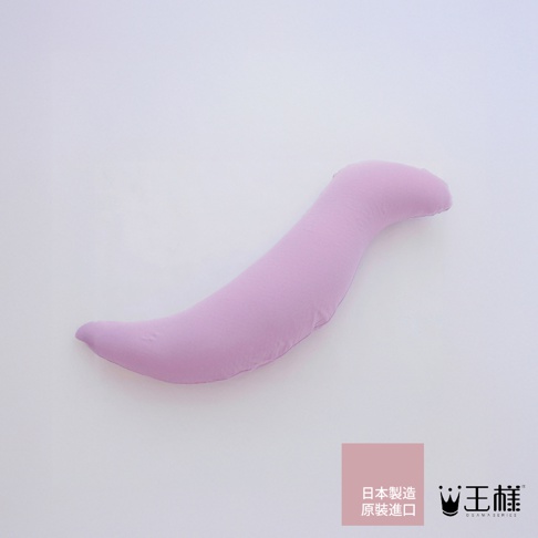 一條香蕉形狀的淡紫色美容抱枕，柔軟材質，適合各種睡姿。