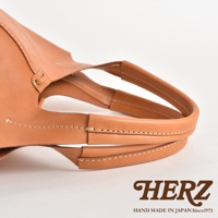 職人手作皮革球形肩掛托特包，淺棕色皮革，雙提把設計，細緻車縫線，簡約俐落。