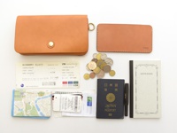今回収納したモノたち。航空券3枚、地図、カード類、パスポート、ノート、万年筆、コイン、長札入れ(WL-91)。