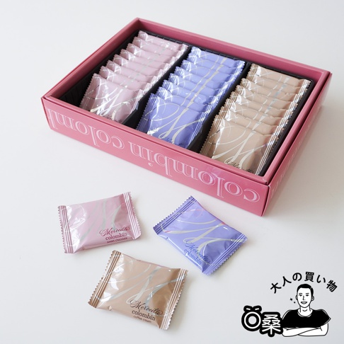 colombin 綜合巧克力夾心餅乾禮盒，內含粉色、紫色、米色包裝的夾心餅乾，三種口味分別為草莓巧克力、巧克力、咖啡鮮奶油口味。