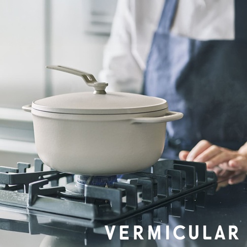 VERMICULAR 琺瑯鑄鐵鍋在爐火上烹煮