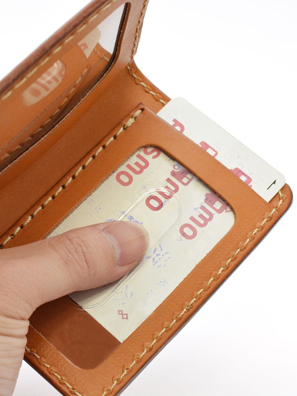 職人手作皮革雙折票券收納夾 (KC-32)，採用經典棕色皮革，手工縫線紮實，設有透明票夾，可展示證件或票券。