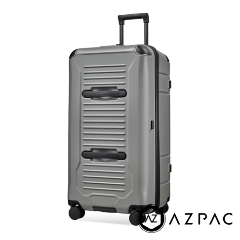 AZPAC Trucker 3.0 30吋銀色煞車防爆行李箱，採用光滑硬殼材質，設有兩個隱藏式提把和品牌標誌，搭配可伸縮拉桿與四個萬向輪，品牌標誌 AZPAC 位於右下角。