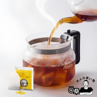 日式Kalita玻璃壺中，冰塊倒滿，一壺琥珀色的熱紅茶正緩慢注入，旁邊放著一包標示極上蜂蜜紅茶的茶包，右下角有人物圖標與文字。