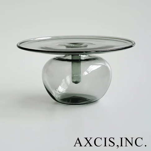 AXCIS, INC. 品牌標誌旁的灰色圓球狀玻璃花器，頂部有著圓盤狀的托盤。