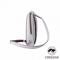 JETTER 隨身側背包 CJTE-021，白色荔枝紋皮革材質，側邊拉鍊開合，附有可調節的單肩背帶，金屬扣環。