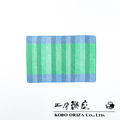 今治格紋信封式長方形手帕，採用綠色與藍色條紋編織，材質為棉，觸感柔軟。