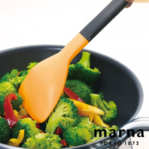 marna TOKYO 1872，橘色矽膠鍋鏟正在翻炒鍋中的綠色花椰菜和紅黃甜椒