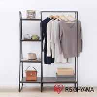 獨特木板風格分層收納吊掛衣架，黑色金屬支架搭配深棕色木紋層板，左側為四層收納架，右側為吊掛區，展示有深藍色洋裝、米白色、淺灰色針織衫及灰色毛衣，下方置物層有棕色手提包、帽子和紙盒。