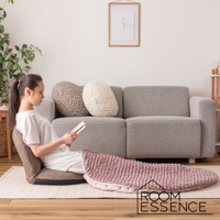 粉紅色涼感夾心包覆圓墊，具有顆粒狀紋理，拉鍊可見。