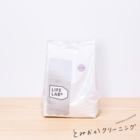 白色塑膠補充包，印有「LIFE LAB°」品牌標誌，上方有「FLOWER」圓形標籤，產品名稱為薰衣草洗衣粉。