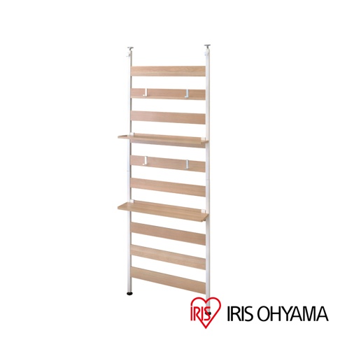 頂天立地收納掛架，白色金屬框架搭配淺木色層板與掛鉤，設計簡潔，可調節高度。