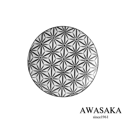 KOMON 和風淺湯盤，白色陶瓷盤面飾有黑色幾何圖案，由許多重複的六芒星組成，邊緣帶有黑色細線。