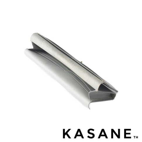KASANE TH 品牌字樣下，一個灰色的皮革長夾，呈現打開的狀態，側邊視角，可見內部夾層。