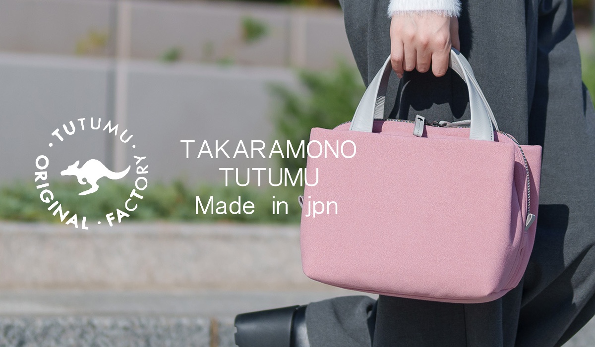 手持粉紅色 tutumu 包款，背景是模糊的戶外景觀，左側有 tutumu 品牌 Logo