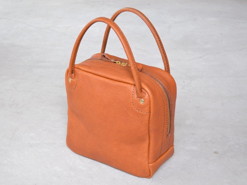 職人手作皮革Organ方形托特包，採用棕褐色皮革，設有頂部提把及拉鍊開合，簡約方正的設計，展現皮革質感。