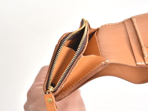 職人手作皮革直式卡片收納雙折短夾，淺棕色皮革，內含拉鍊零錢袋，多個卡片夾層，手工縫線，金屬拉鍊。