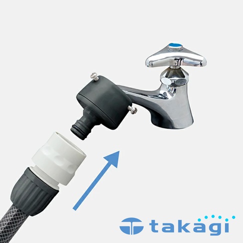 一個Takagi品牌的水龍頭連接器安裝示意圖，金屬水龍頭裝有黑色塑膠轉接頭，上方有固定螺絲，下方為快速接頭接口，左下方則是一個帶有白色與灰色組件的軟管接頭，圖中有一條藍色箭頭指引兩者對接方向，右下角印有Takagi商標。