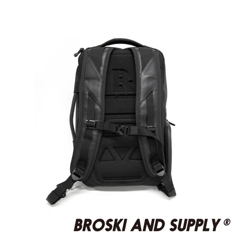 黑色防水真皮革兩用手提後背包，背面照。背包材質為皮革與防水布料，有加厚肩帶及胸扣設計，背部有品牌R Logo壓紋。