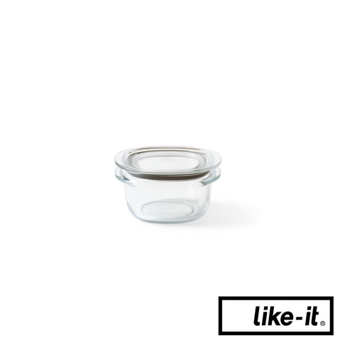 透明玻璃製的圓形保鮮盒，配有淺色密封蓋，盒身帶有兩個小提把。