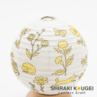 紙製圓形提燈，白色燈籠上繪有黃色線條勾勒的花卉、蝴蝶、睡貓與奔跑的狐狸圖案，下方標有「SHIRAKI KOUGEI Lantern Craft」。
