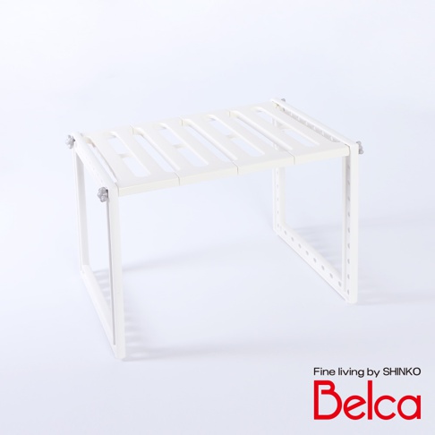 白色塑膠伸縮槽下單層站立收納架，兩側為白色支架，上方有數條白色長條形置物板，中間有長方形鏤空，整體設計簡潔。