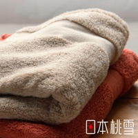 今治匹馬棉方巾，疊放著淺米色和橘紅色的毛巾，材質柔軟，紋理清晰。