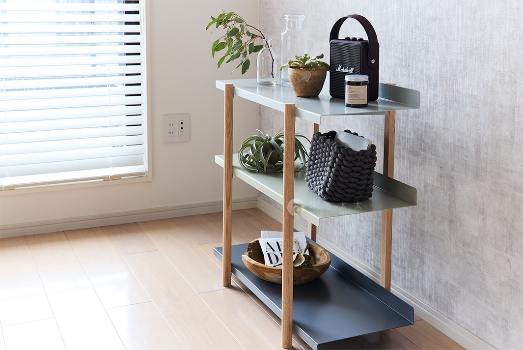 MARGE SHELF 3 三層置物收納架，淺灰色金屬層板搭配原木色支架，簡約設計，適合居家收納。