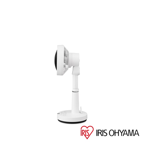 側面拍攝的白色 IRIS OHYAMA 直立式空氣循環扇，機身線條簡潔流暢，圓形底座上設有操作面板，支架高度可調整，整體設計現代化且具實用性。