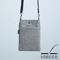 三河木綿刺子織手機包，黑白格紋，附有黑色可調式斜背帶與金屬掛鉤，側面有紅色品牌標籤。