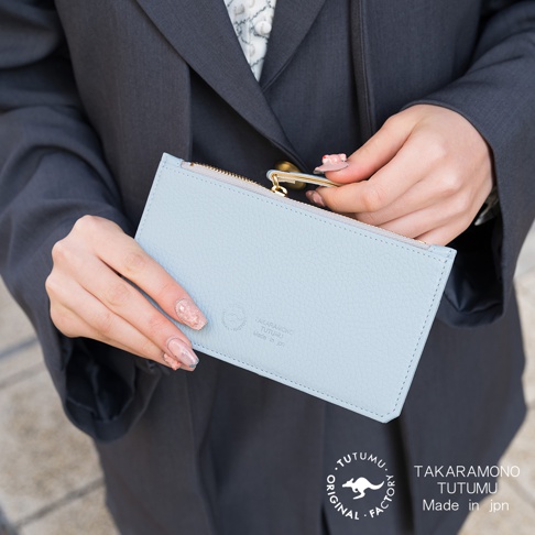 TUTUMU 義大利皮革長夾，淡藍色，展現細緻紋理，金屬拉鍊與品牌標誌清晰可見