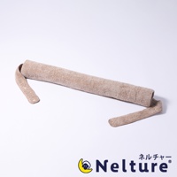 淺棕色毛巾材質的睡眠包腰枕，呈圓筒狀，兩端帶有可調節的綁帶。