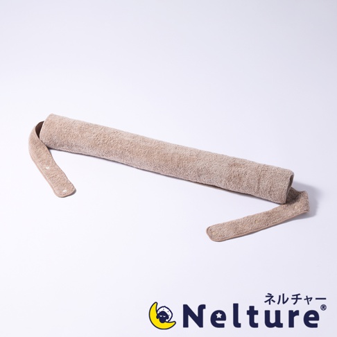 淺棕色毛巾材質的睡眠包腰枕，呈圓筒狀，兩端帶有可調節的綁帶。