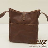 職人手作皮革輕便單肩側背包，深棕色，附有正面口袋和磁扣開合。