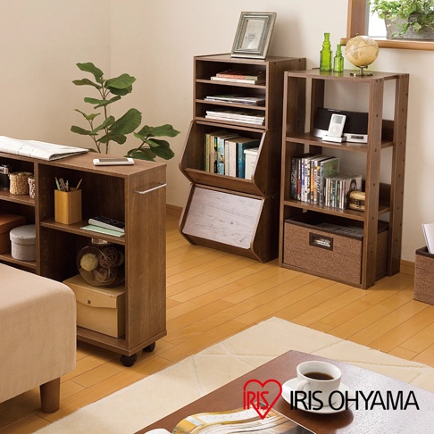 時尚分層收納架，木紋色，寬40公分，配有抽屜及開放式層架，展示書籍、CD、裝飾品等。