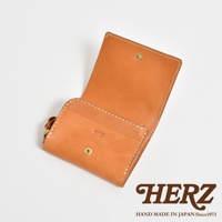 職人手作皮革小型雙折短夾，呈現經典的棕褐色皮革，搭配金屬釦件與縫線細節，內部皮革壓印有品牌標誌。