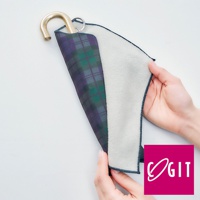 一隻手拿著印有深紫色與綠色格紋的吸水速乾便攜傘套（短款），另一隻手撐開傘套，露出淺灰色內裡。傘套頂端有金色金屬掛鉤與掛環。