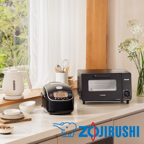 黑色小型電烤箱，配有玻璃門和旋鈕控制面板，置於廚房檯面。